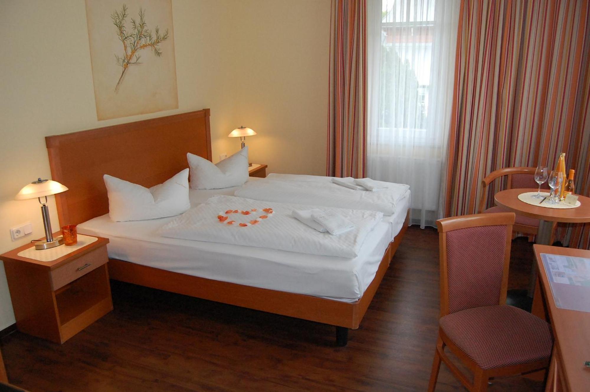 Pension Sanddorn Mit Cafe Carlssons Binz Exterior foto
